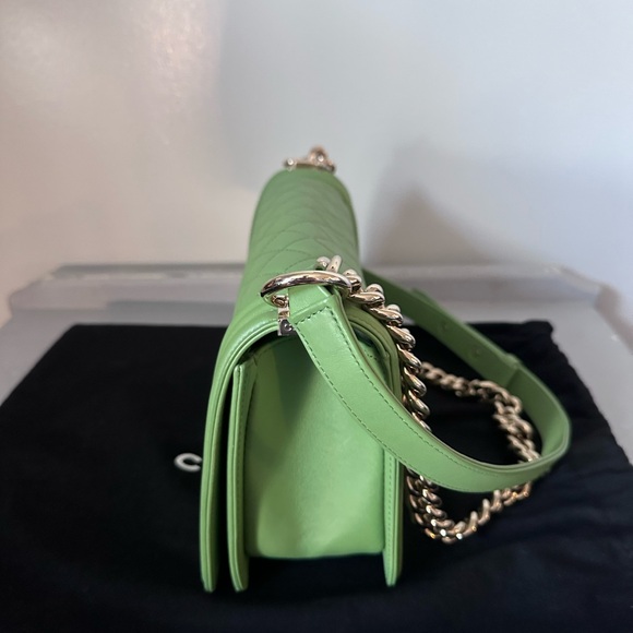 Chanel 19P green lambskin quilted medium boy bag with light gold hardware - Picture 4 of 10